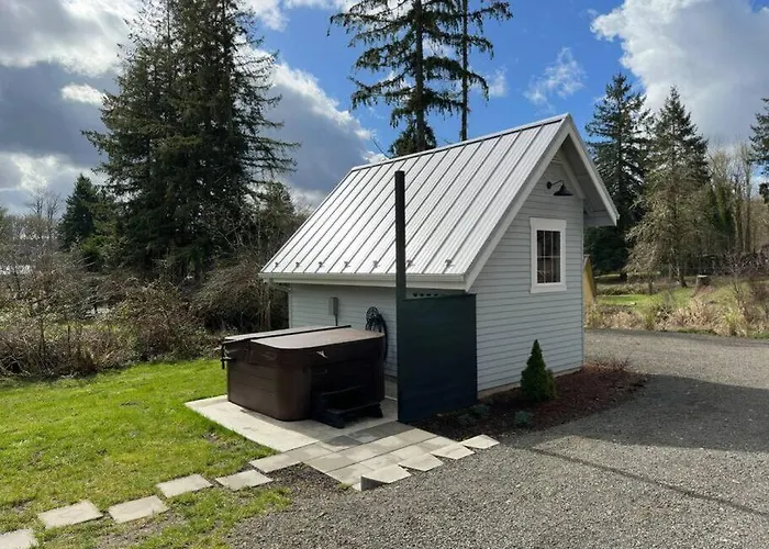 Romantic Cozy Cabin Walk To Lake Hot Tub Bikes Kayaks Grill