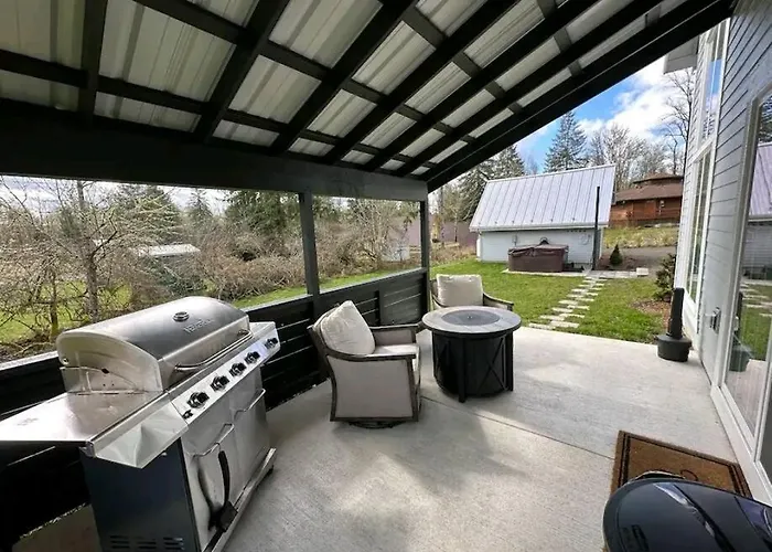 Romantic Cozy Cabin Walk To Lake Hot Tub Bikes Kayaks Grill