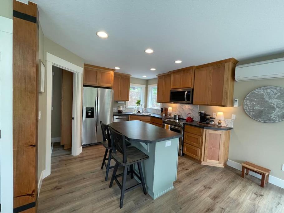 Romantic Cozy Walk To Hot Tub Bikes Kayaks Grill Holiday home Onalaska