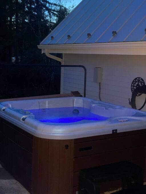 Romantic Cozy Walk To Hot Tub Bikes Kayaks Grill * Onalaska
