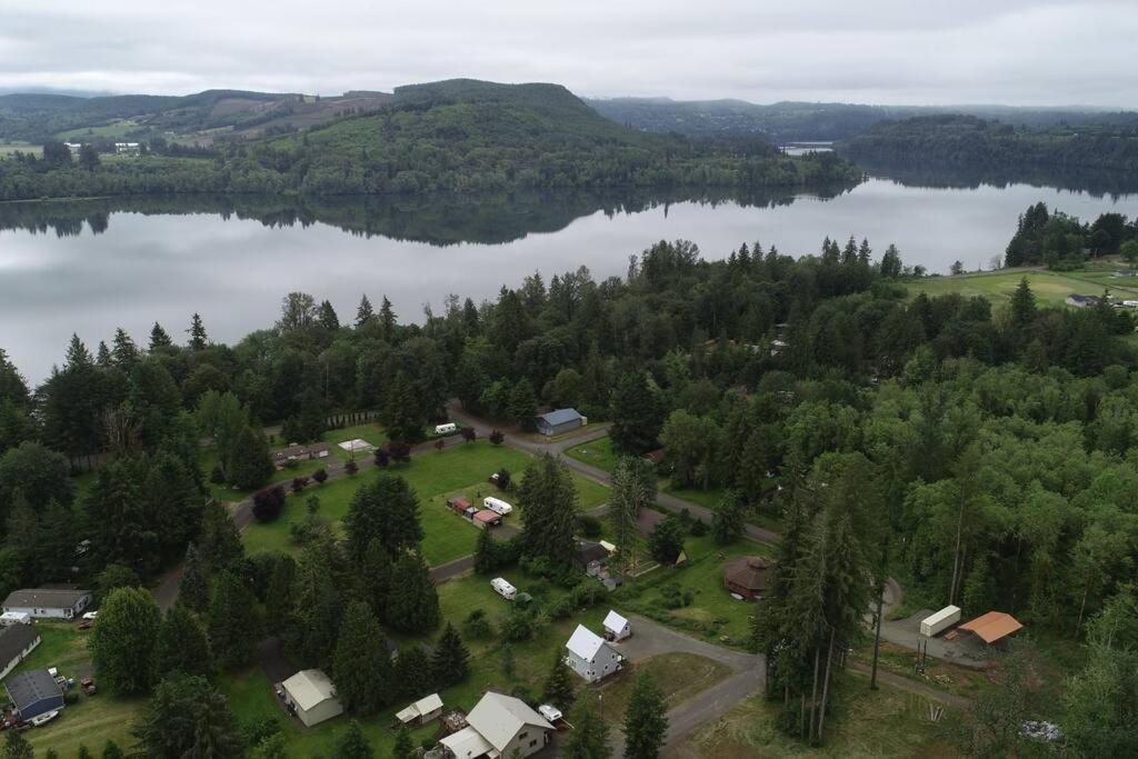 Romantic Cozy Walk To Hot Tub Bikes Kayaks Grill Holiday home Onalaska